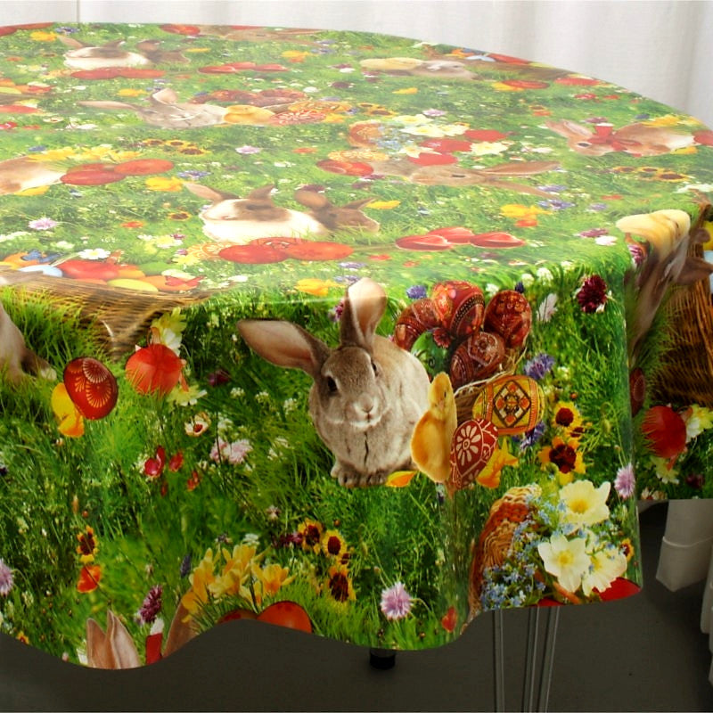 Påskefest på Endelave, voksduk med påskeegg, kyllinger, kaniner og hareunger