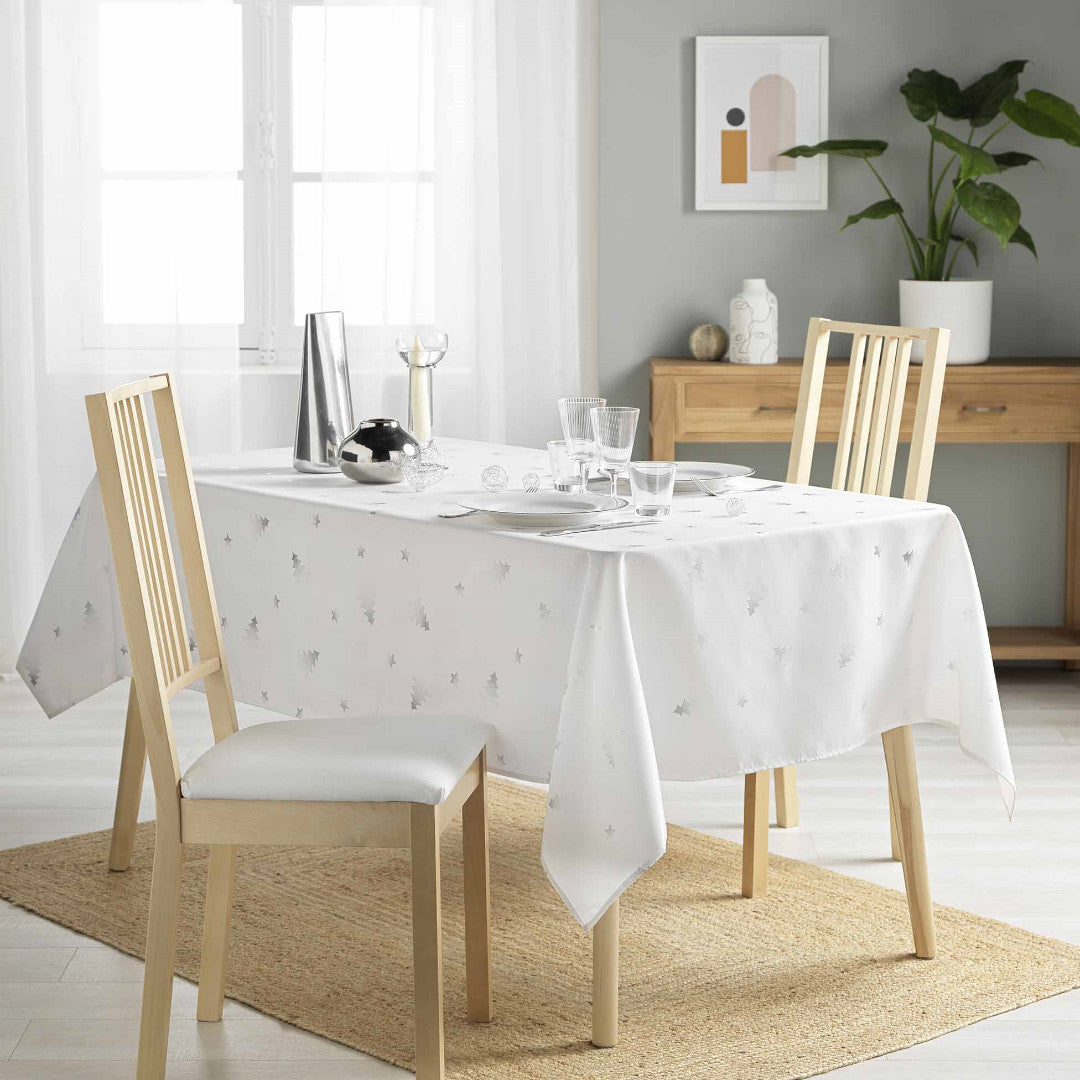 Juleduk 150 x 300 cm med sølvtrykk i koselig miljø