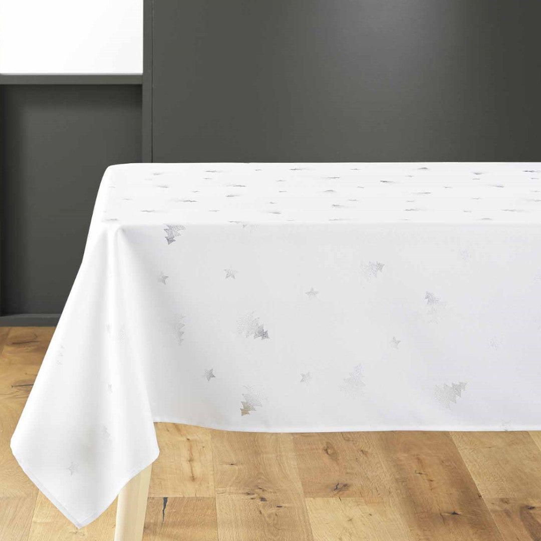 Sapin 150 x 300 cm, hvit juleduk med sølvtrykk på bord