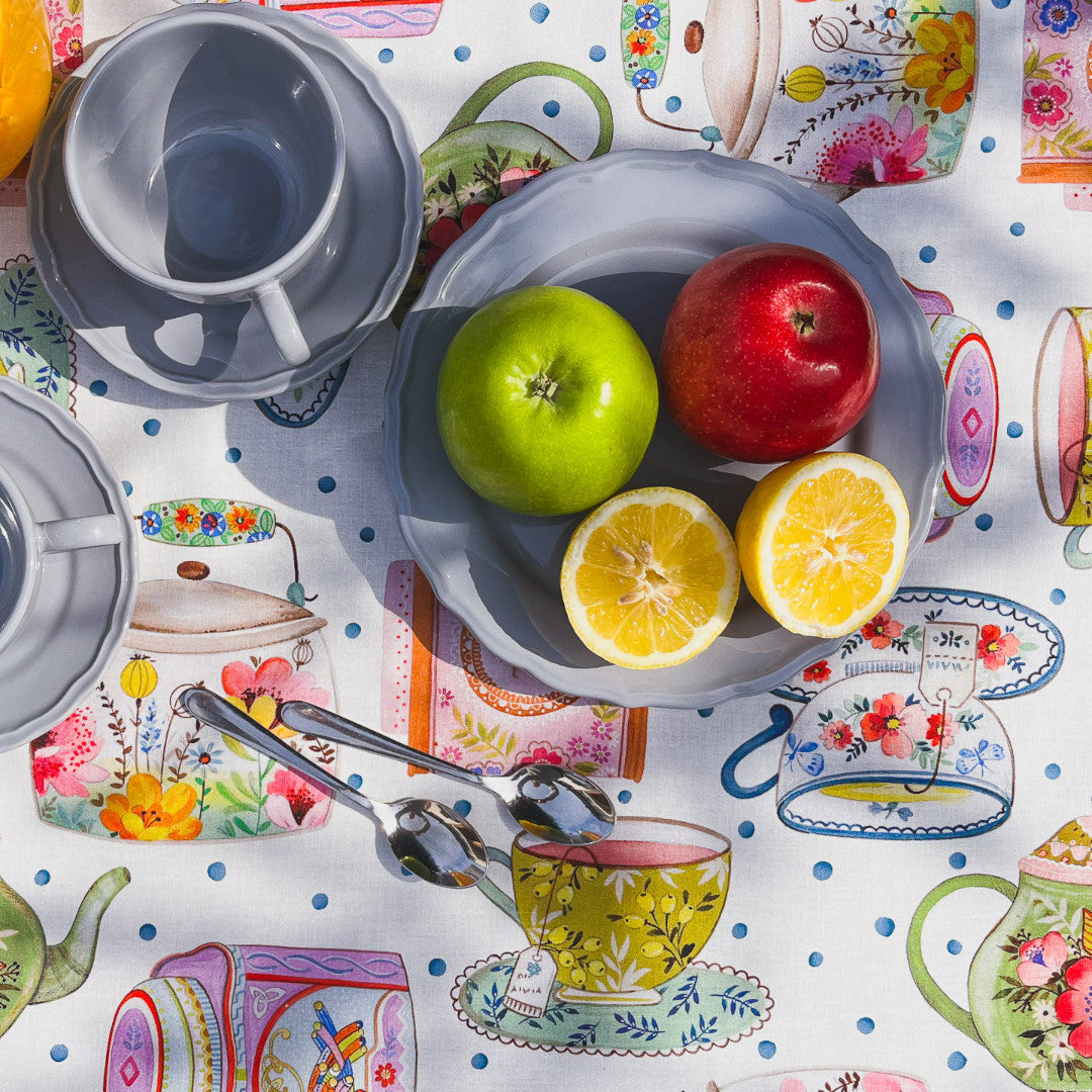 Salone da Tè Bianco – Sjarmerende og morsom akrylduk med alt for tedrikkeren