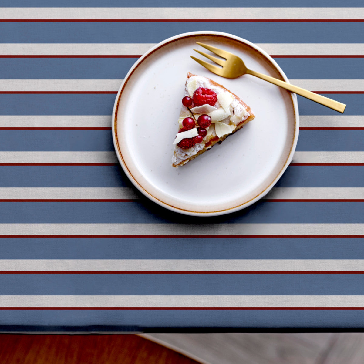 Sentimental Stripe Blue – Södahl akrylduk i 100 % bomull med antiskli