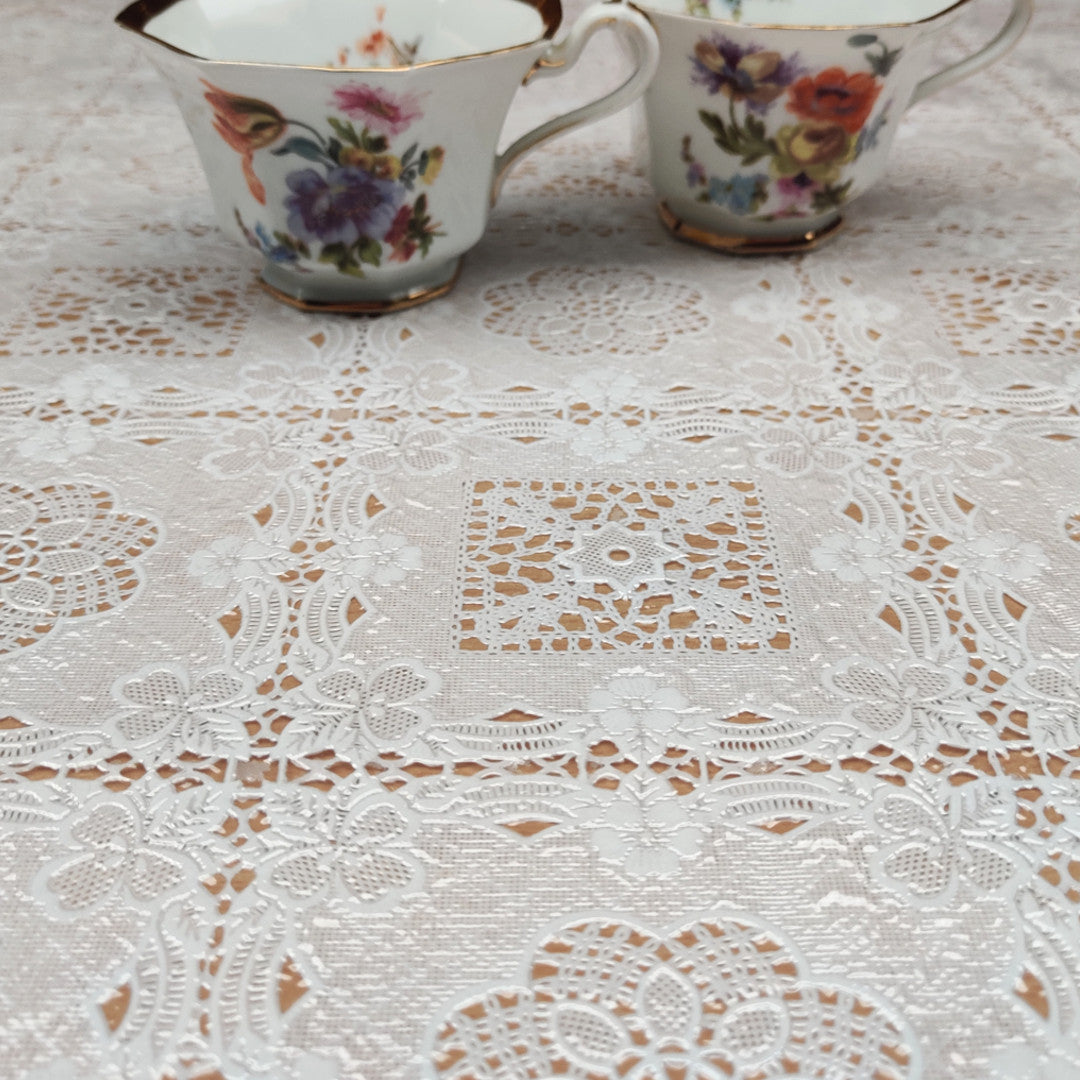 Shiny White Lace – Blondeduk med skinnende overflate