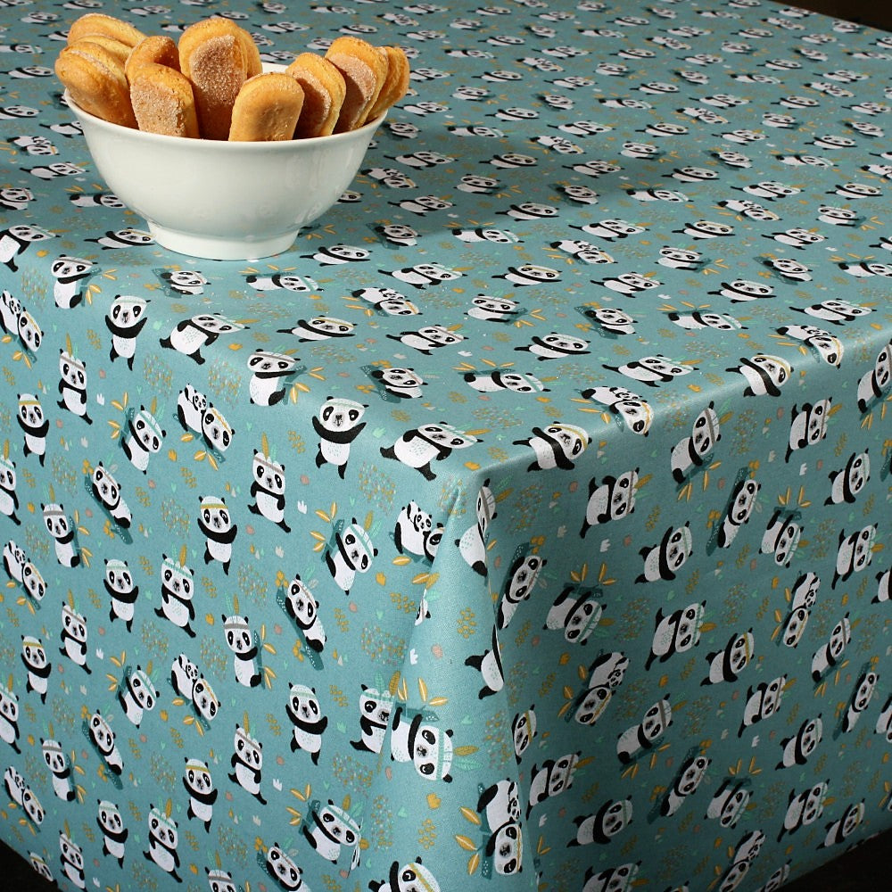 Sichuan - Akrylduk med små pandaer 140 cm bred