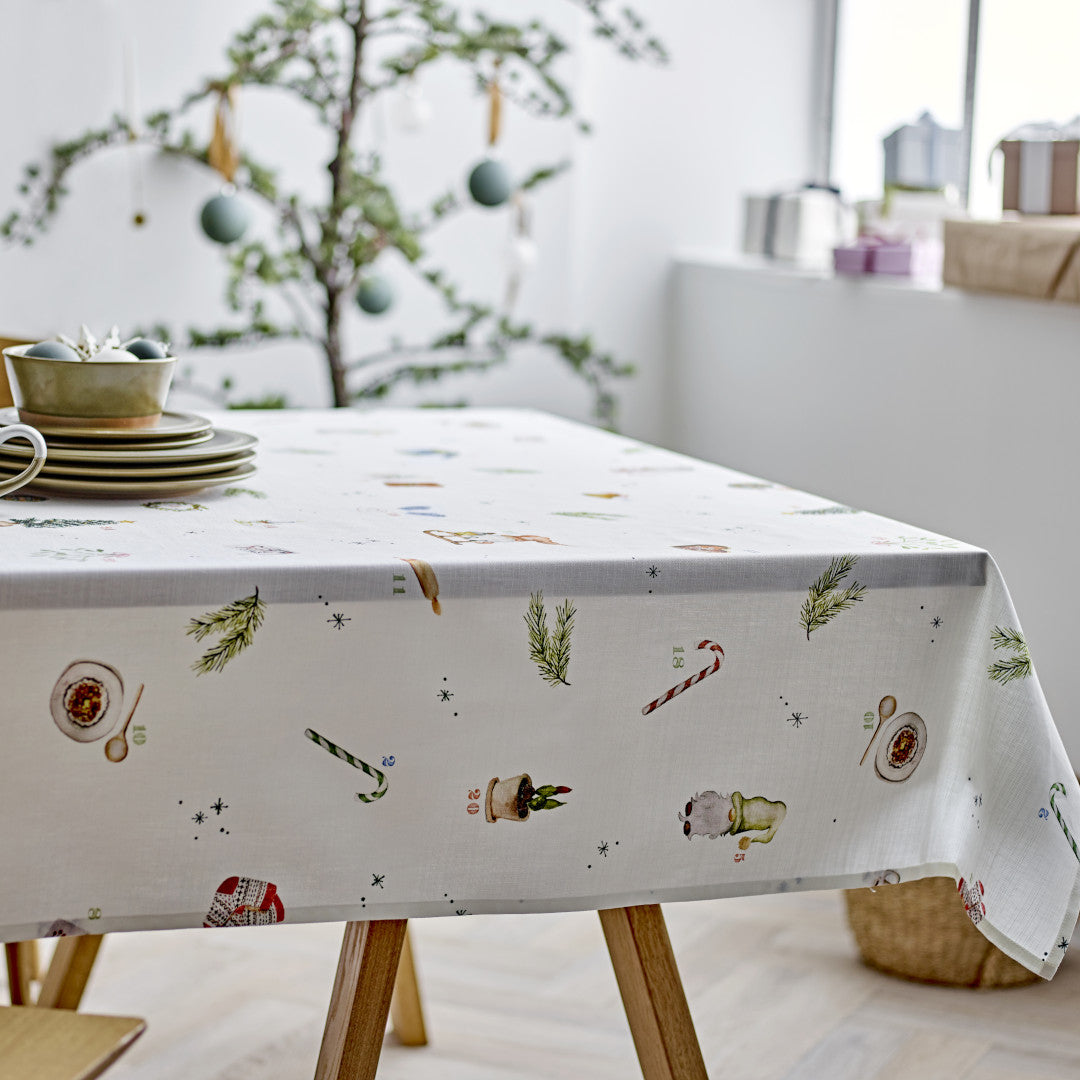 Södahl Christmas Days juleduk i festlig miljø med juledekorer 140 × 350