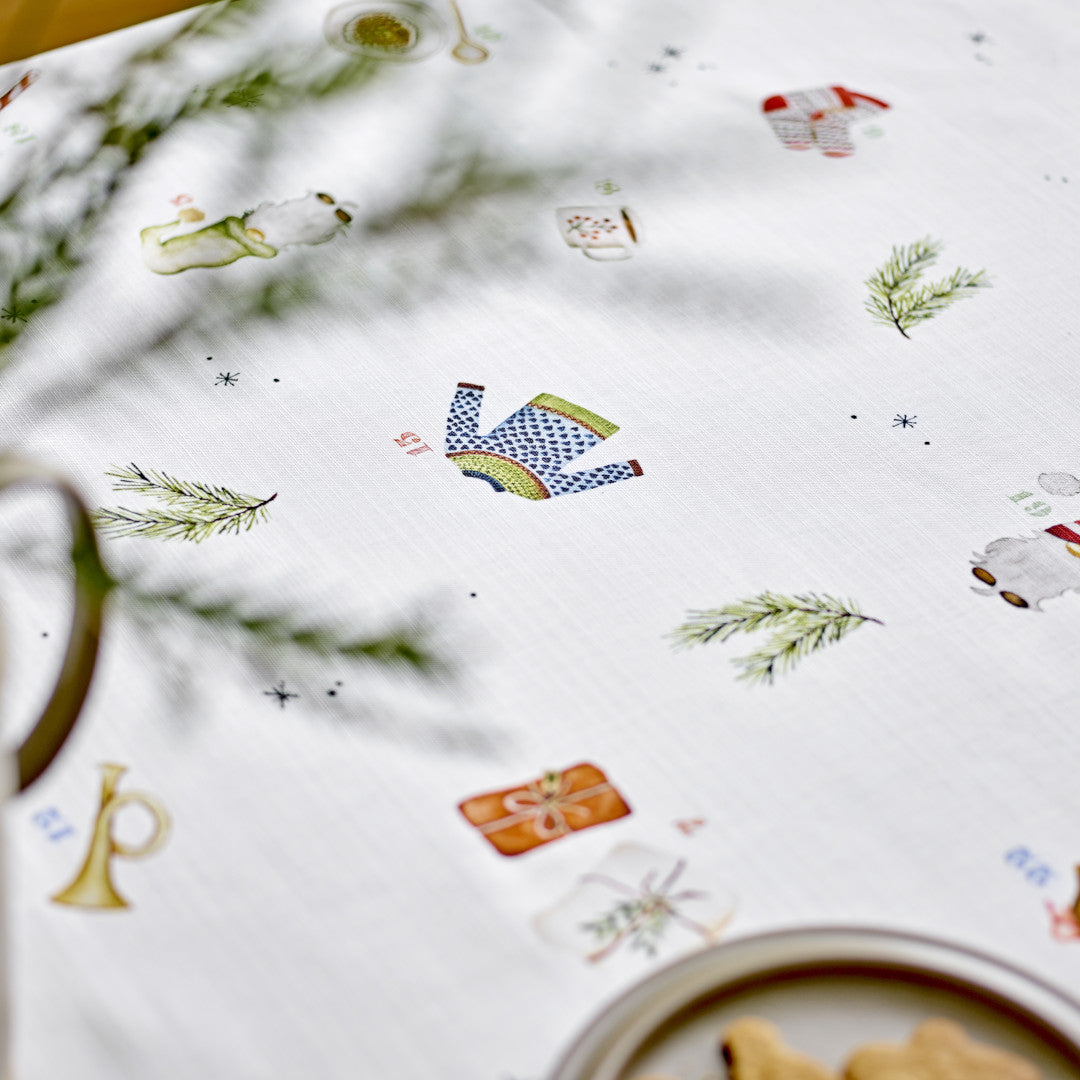 Nærbilde av Södahl Christmas Days juleduk med håndtegnede julemotiver 140 × 350