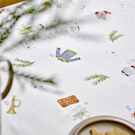 Nærbilde av Södahl Christmas Days juleduk med håndtegnede julemotiver 140 × 350