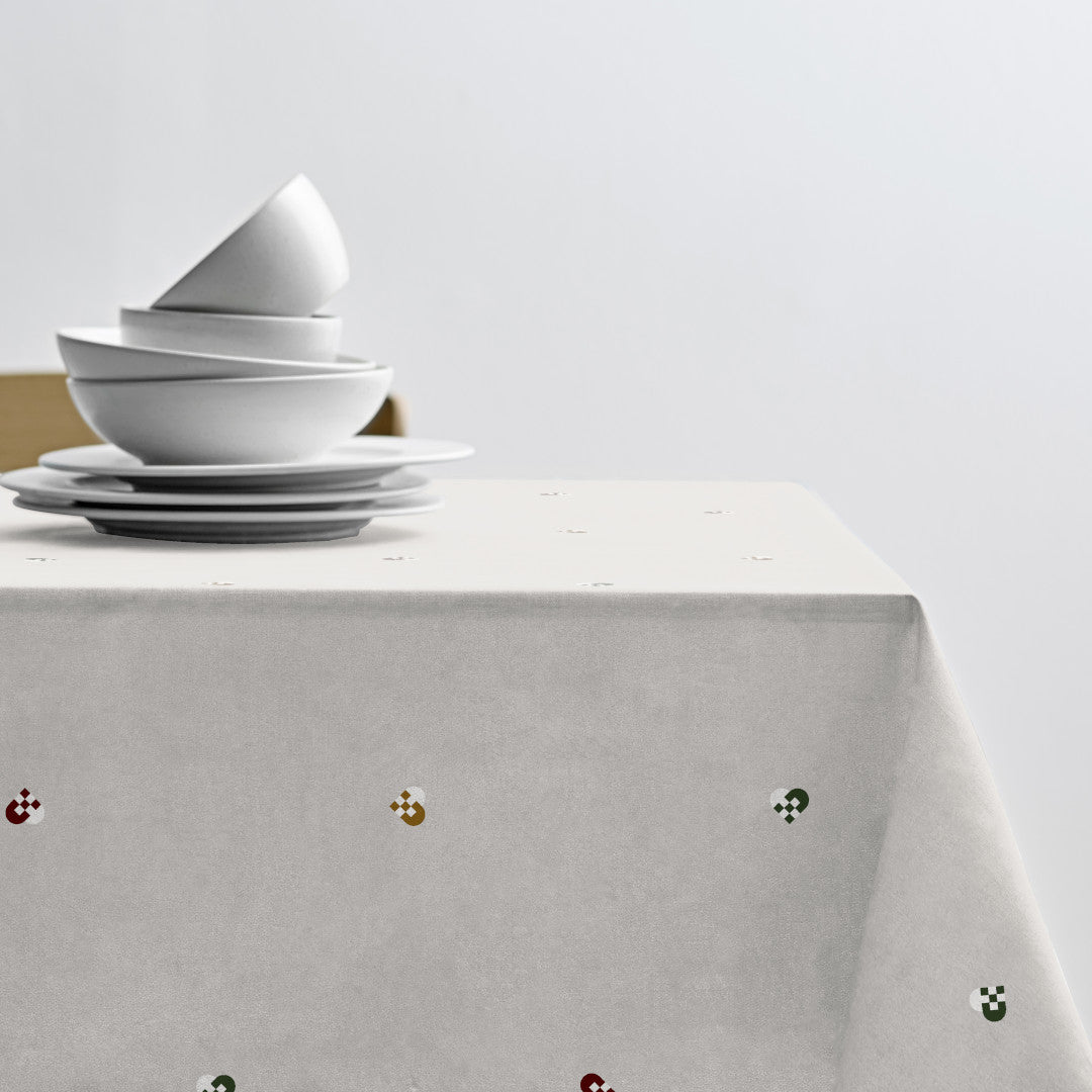 Södahl juleduk med flettede julehjerter på bord med elegant oppdekking 140 × 270