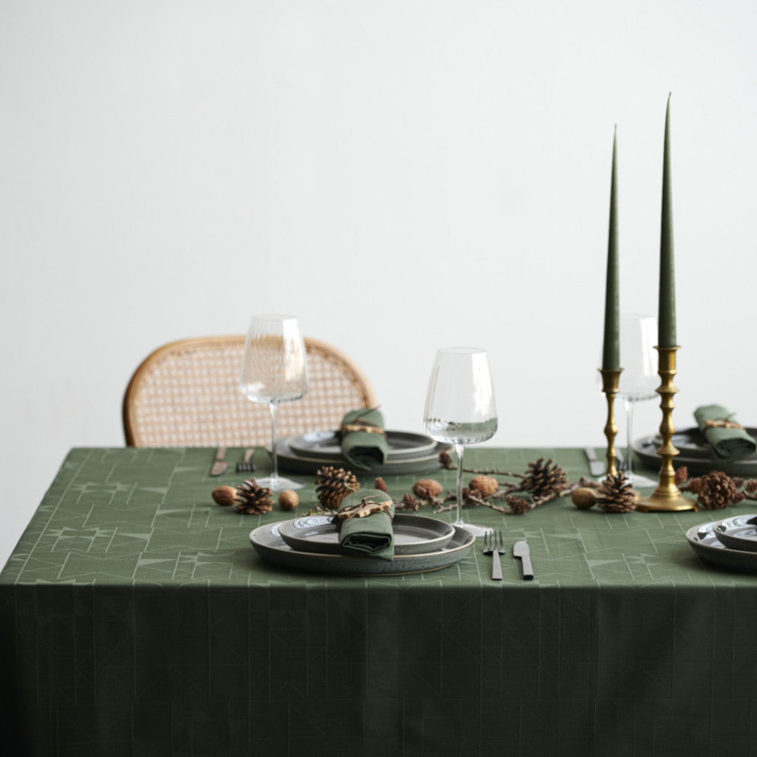 Oppdekking med Södahl Star Damask Rød juleduk og glasspynt 140x320