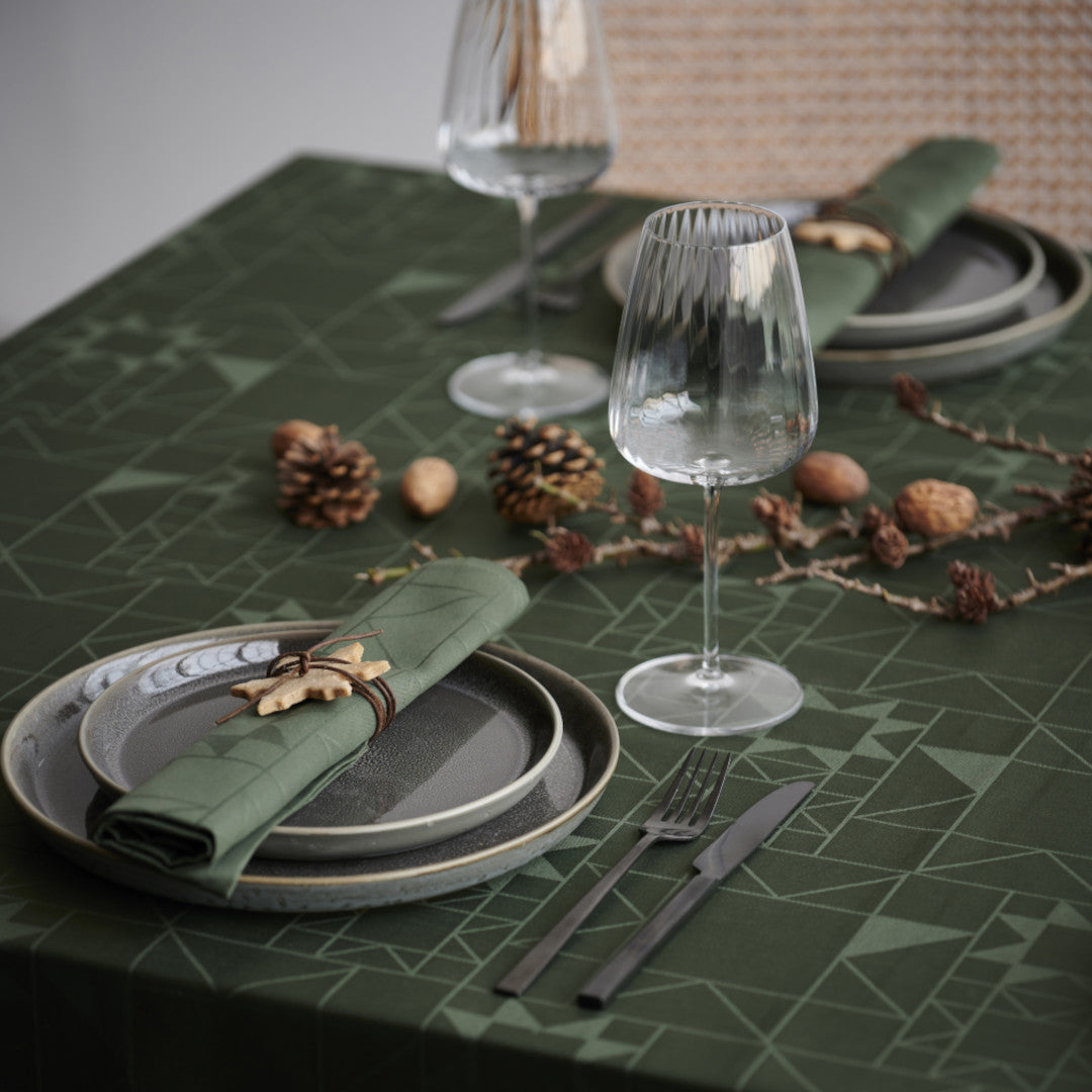 Södahl juleduk Forest Green med flott borddekking og grønne servietter 140x270