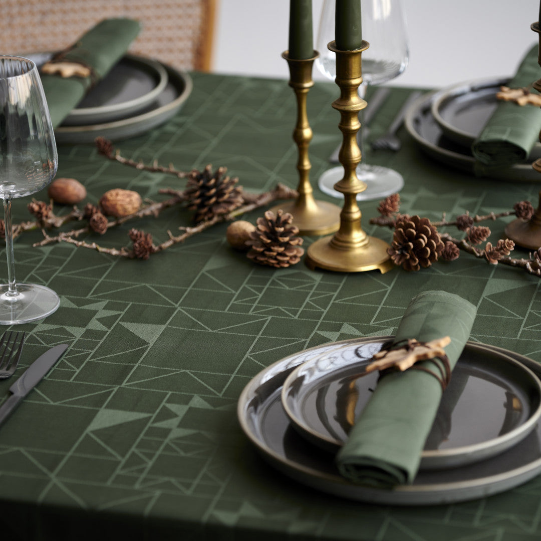 Nærbilde av Södahl Star Damask juleduk med elegant stjernemønster i grønt 140x370