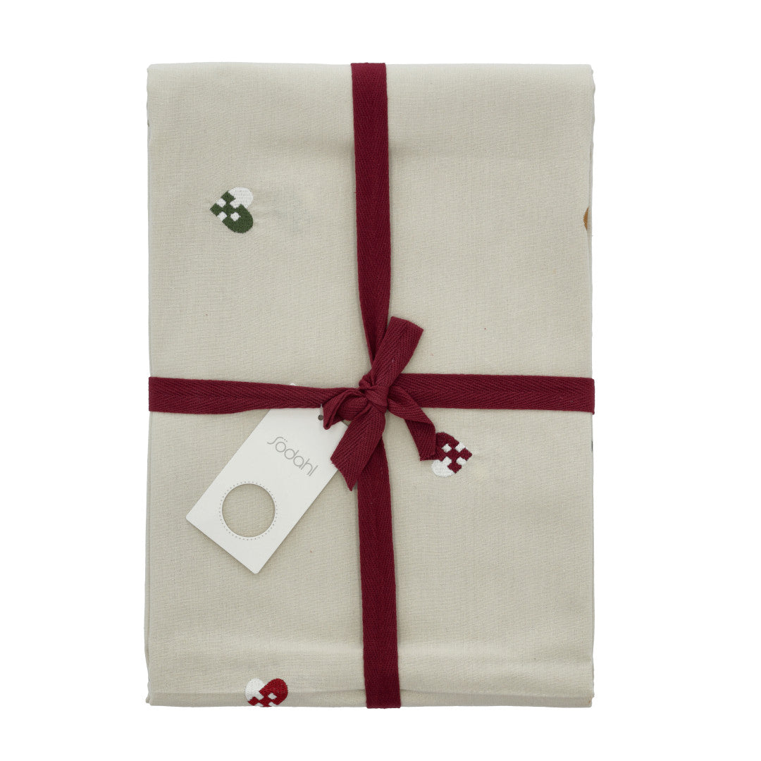 Södahl juleduk pakket med rødt bånd og flettede julehjerter 140 × 220