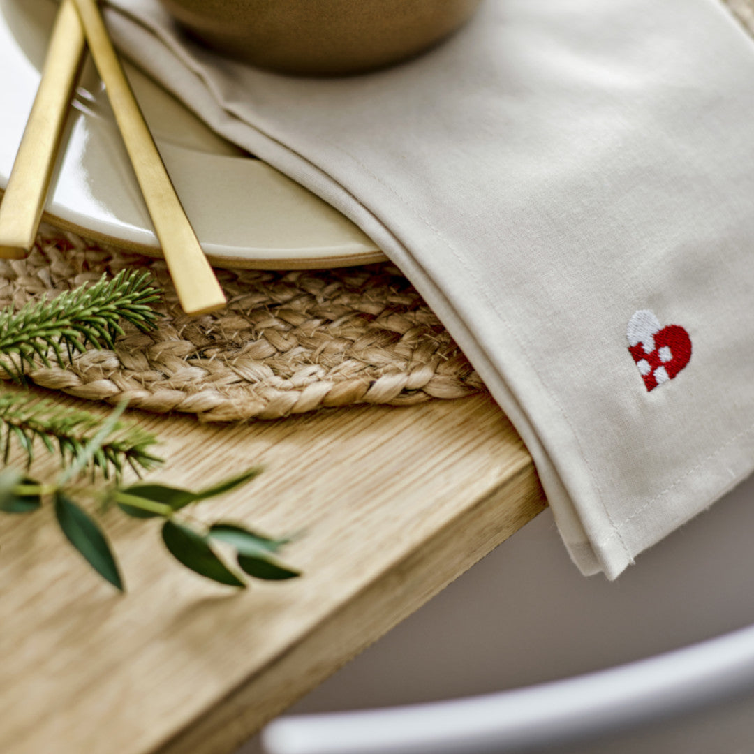 Nærbilde av Södahl dukebrikke med flettede julehjerter til jul 140 × 220