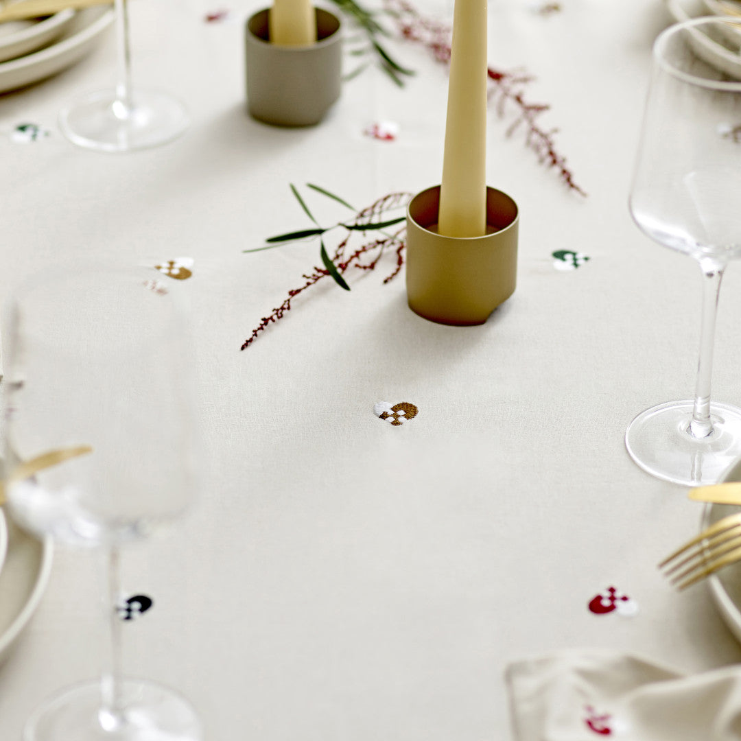 Detaljert nærbilde av Södahl juleduk med flettede julehjerter 140 × 220