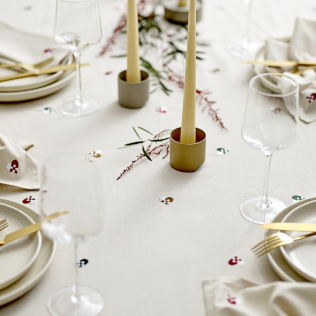 Nærbilde av oppdekking med juleduk dekorert med flettede hjerter 140 × 220