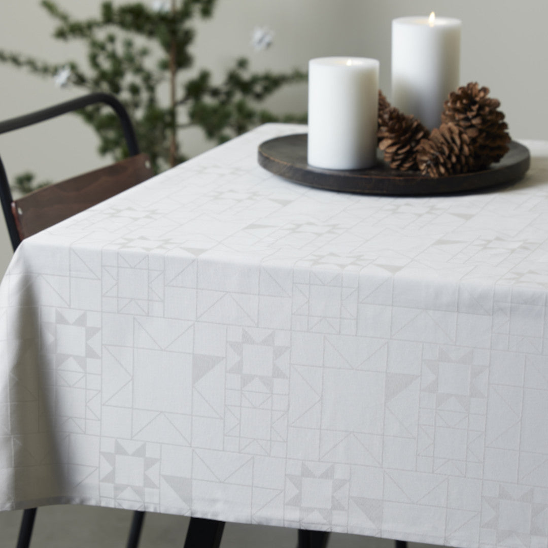 Miljøbilde av Södahl Star Damask Beige Juleduk med julestemning 140 × 270