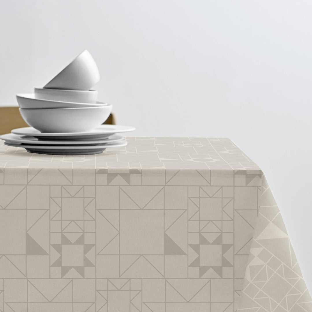 Södahl Star Damask Juleduk Beige på bord, perfekt til juleborddekking 140 × 270