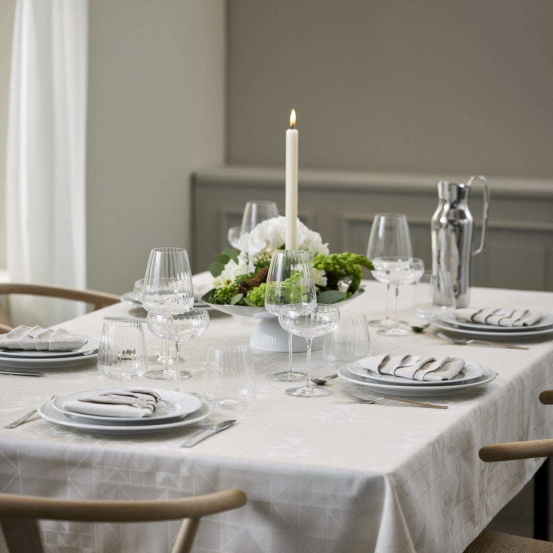 Södahl Star Damask Beige duk på vakkert pyntet bord, elegant til fest 140 × 220