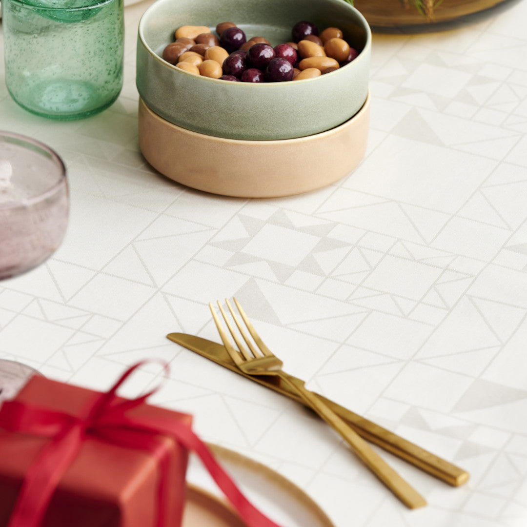 Nærbilde av Södahl Star Damask Beige juleduk med stjernemønster 140x320