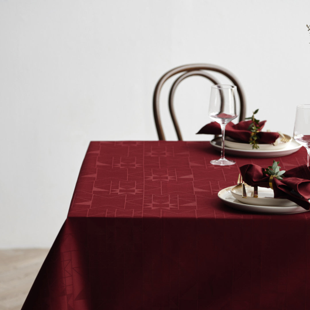 Miljøbilde av Södahl Star Damask Juleduk Rød med juledekorasjoner og oppdekking 140 × 220