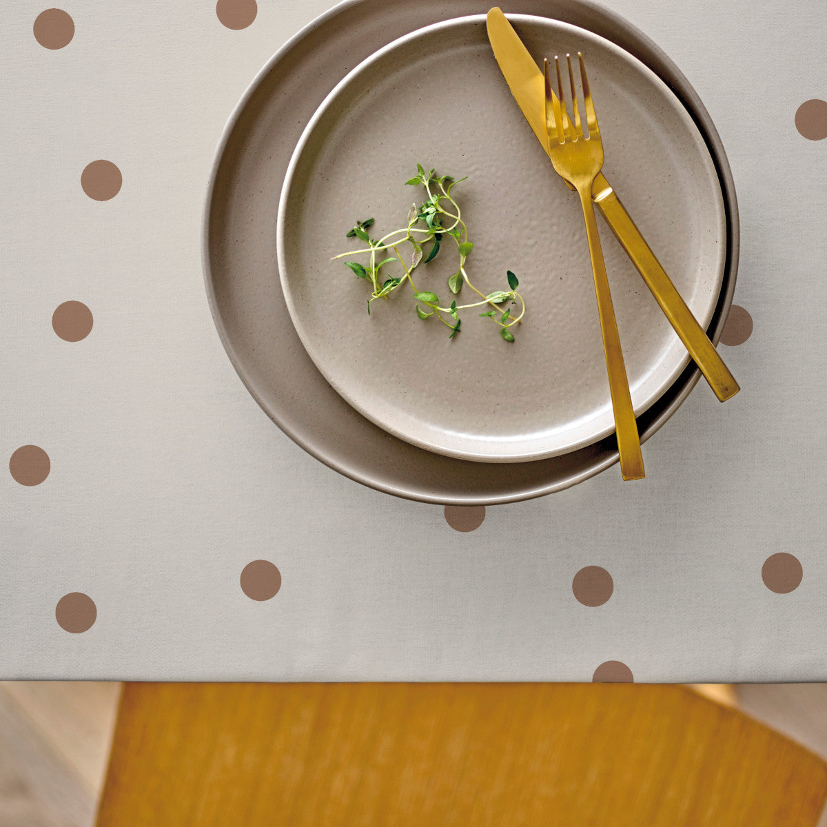 Solaris Warm Taupe – Södahl akrylduk med prikker, sett ovenfra