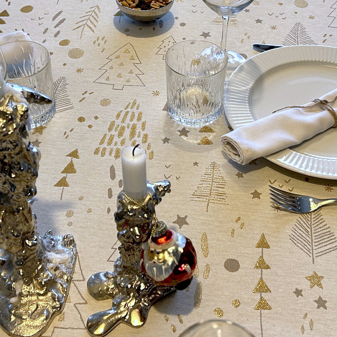 Spor i Granskogen Råhvit – Juleakrylduk med lurex-gulleffekt og antiskli