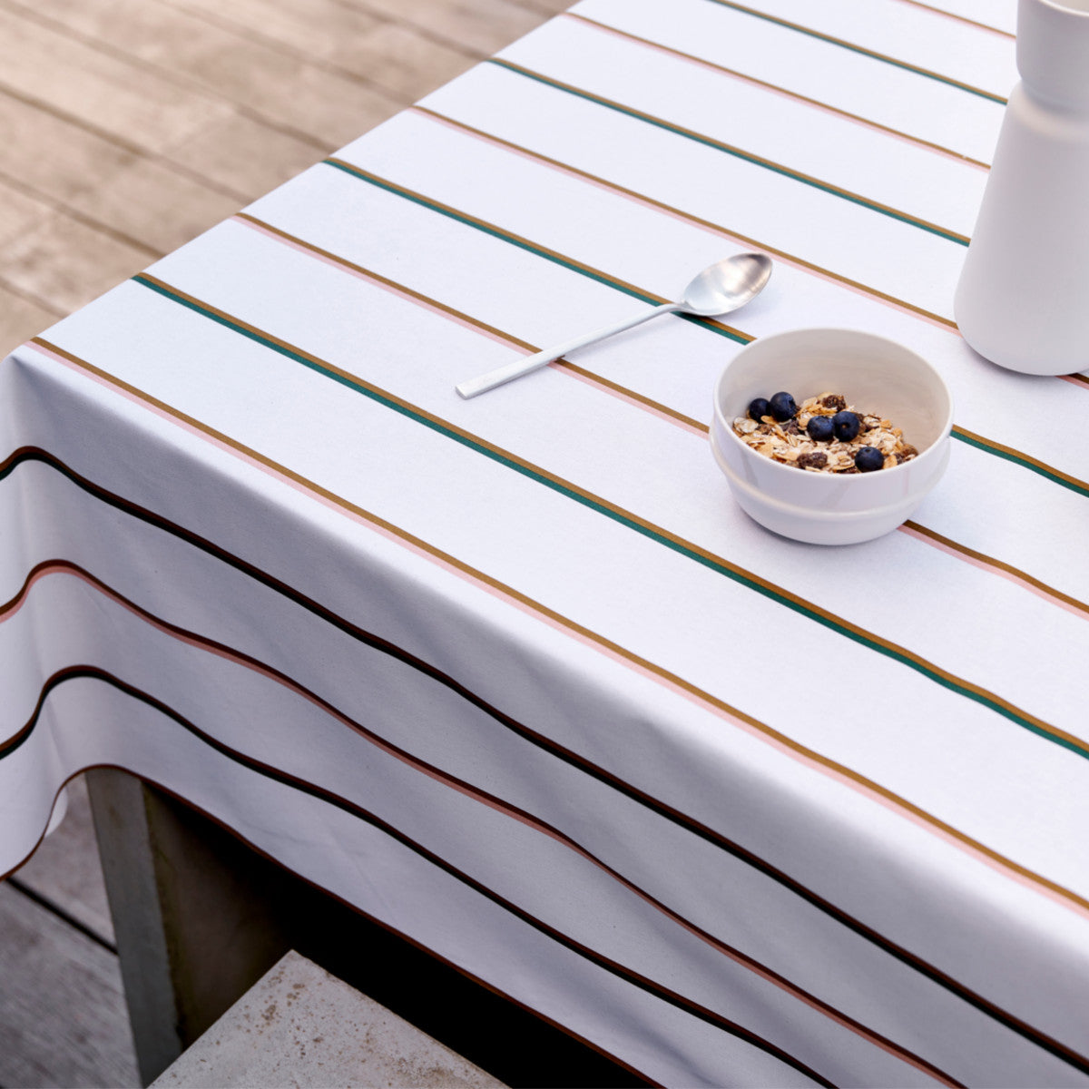 Stripe White – Södahl akrylduk i 100 % bomull med antiskli