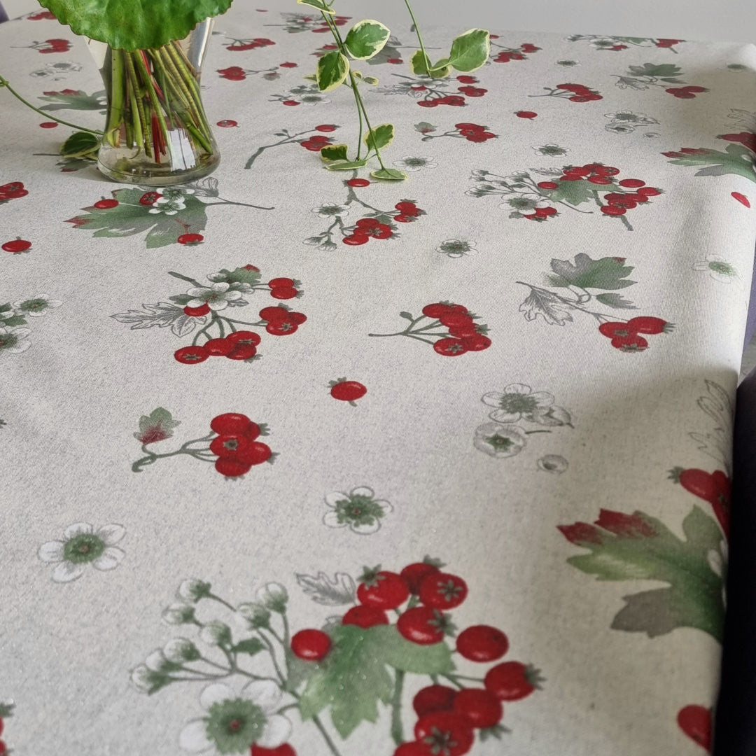 Akene Rød - Vakker akrylduk med bær og lurex, 150 cm bred