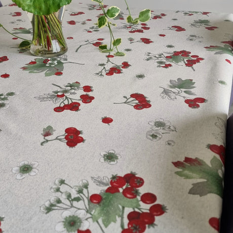 Akene Rød - Vakker akrylduk med bær og lurex, 150 cm bred