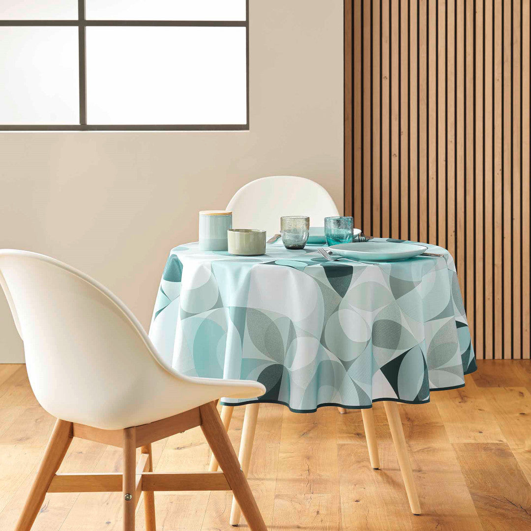 Spisebord dekket med Tessouro Sage rund duk i myke grønne nyanser