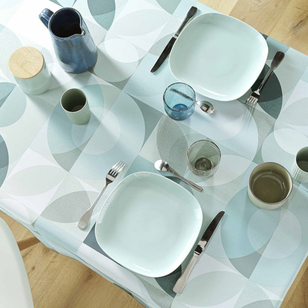 Tessouro Sage duk med full borddekking, inkludert tallerkener og drikkeglass