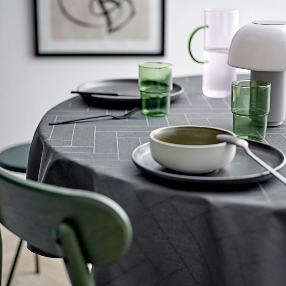 Södahl Tiles Ash mørk grå, rund damaskvevd akrylduk på bord