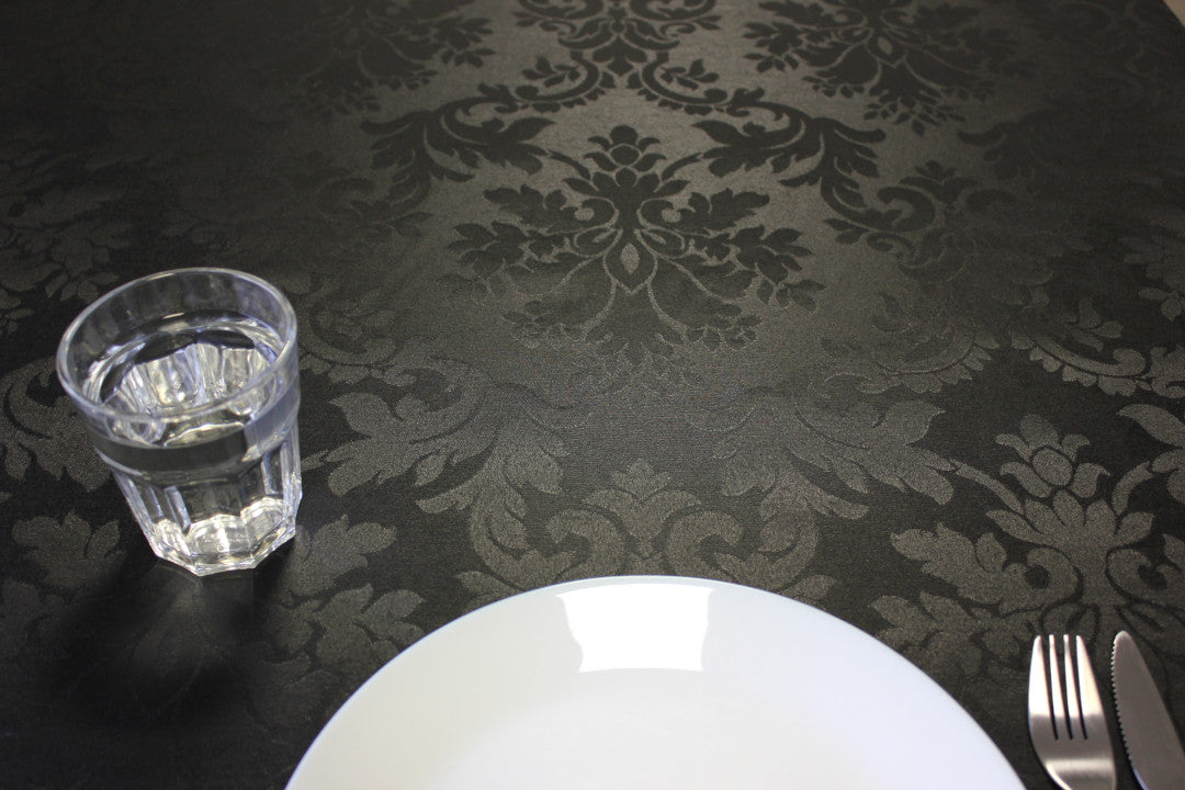 Versailles Black akrylduk med vakre jacquardvevde humleornamenter, 180 cm