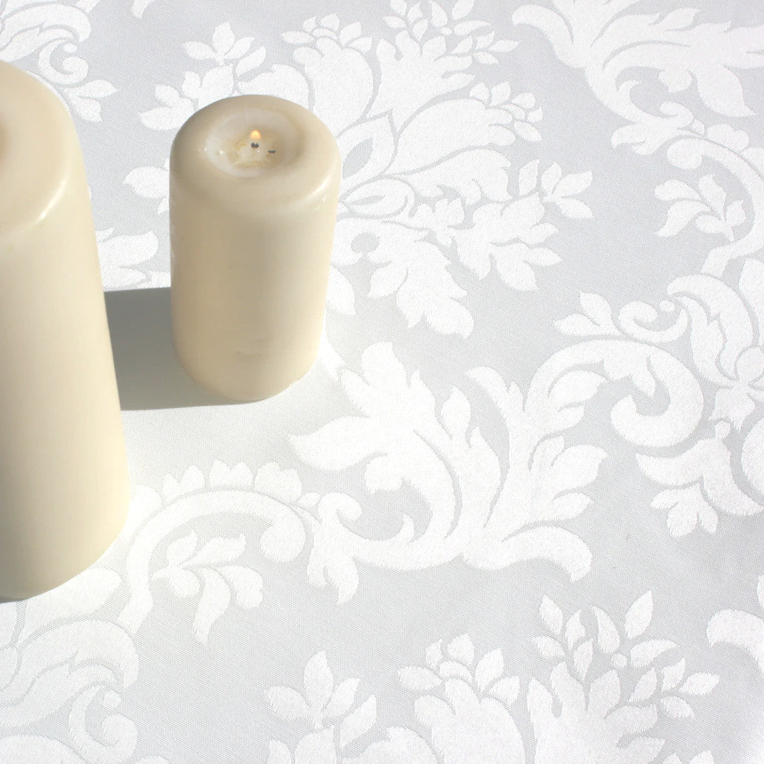 Versailles White - Jacquardvevd akrylduk med humleornamenter, 160 cm bred