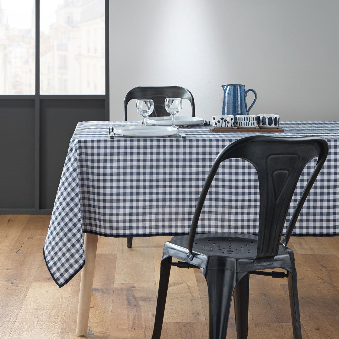 Vichy Blå 150 x 240 cm, rektangulær bordduk med flekkavvisende behandling og ruter, miljøbilde