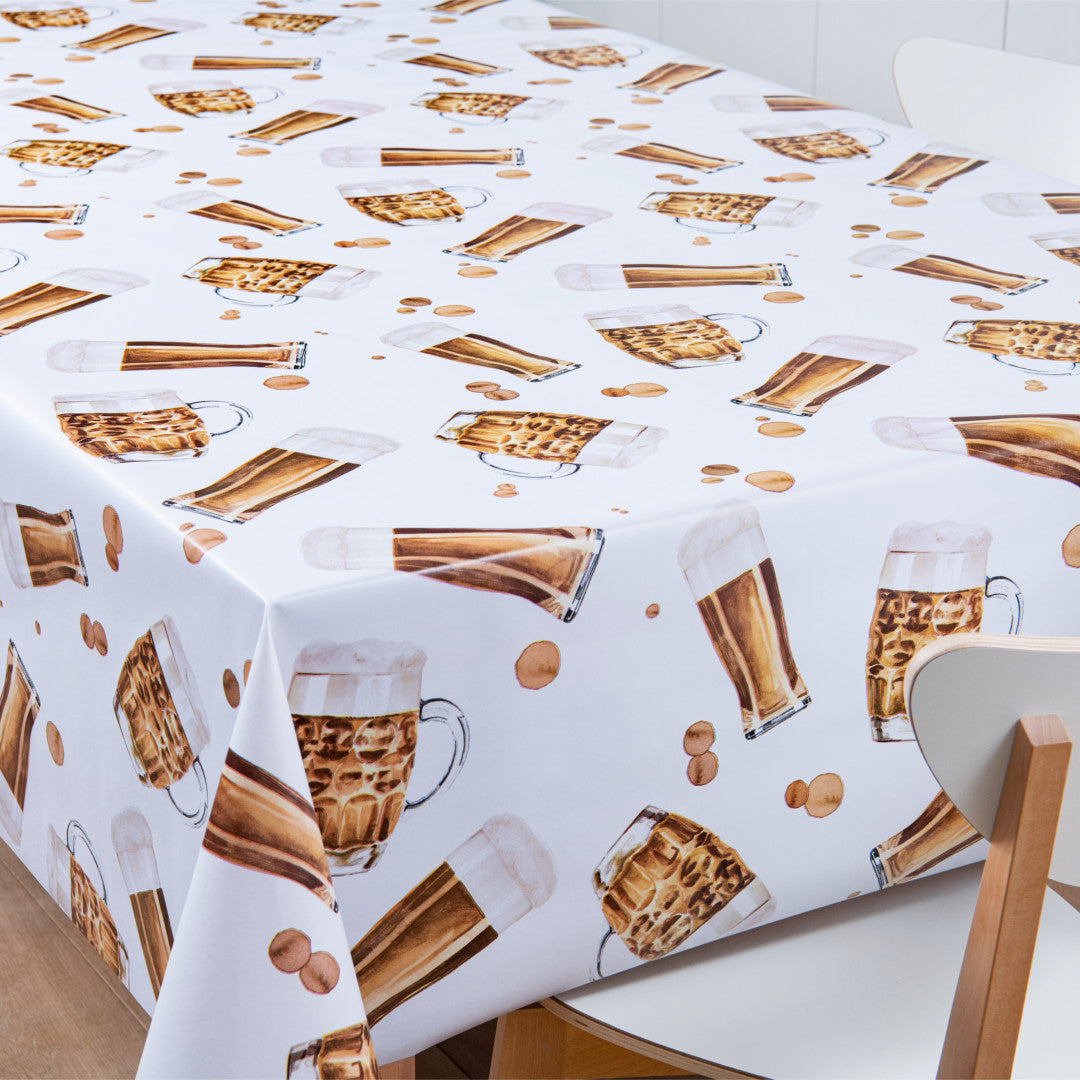 Nå er det skjenket – Voksduk med fulle ølglass