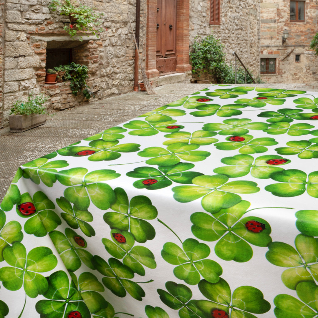 Voksduk med marihøner og firkløvere