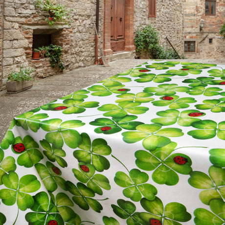 Voksduk med marihøner og firkløvere