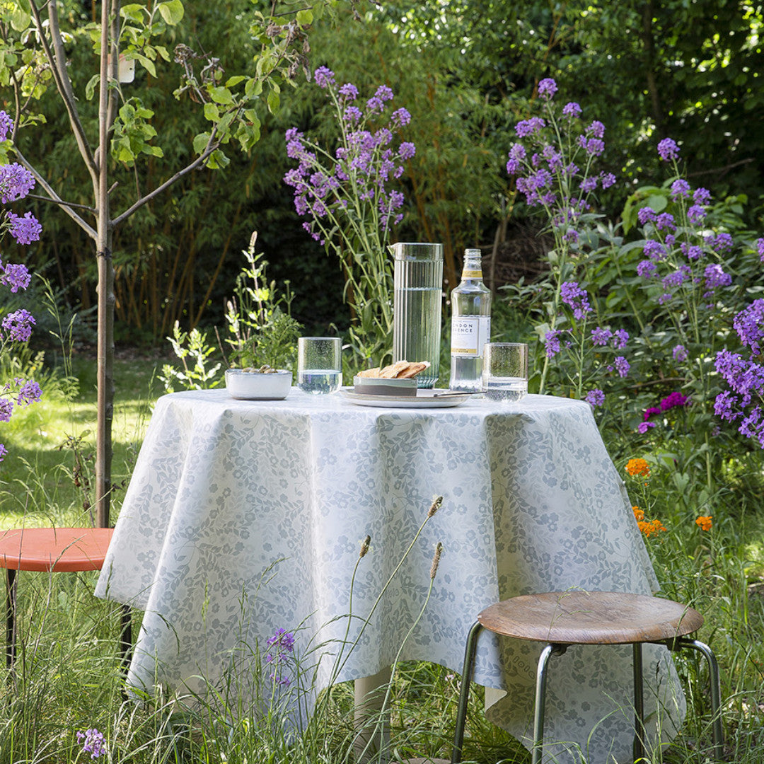 Wallflower Ice Grey - Lola voksduk med blomsterranker i grå nyanser