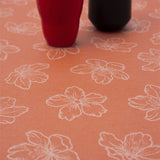 Adalis Orange – Damaskvevd akrylduk med strekblomst, 140 cm