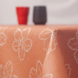 Adalis Orange – Damaskvevd akrylduk med strekblomst, 140 cm