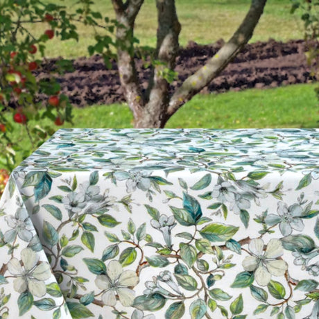 Apple Blossom Blue – Voksduk med klassisk blomstermotiv, 160 cm bred