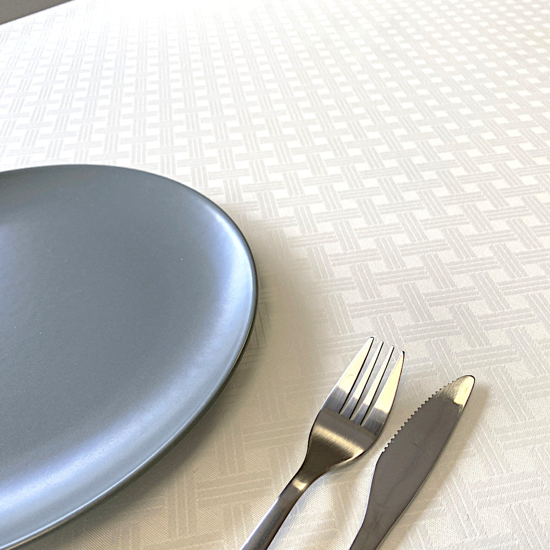 Benlliure Blanco – Jacquardvevd akrylduk med flettet mønster