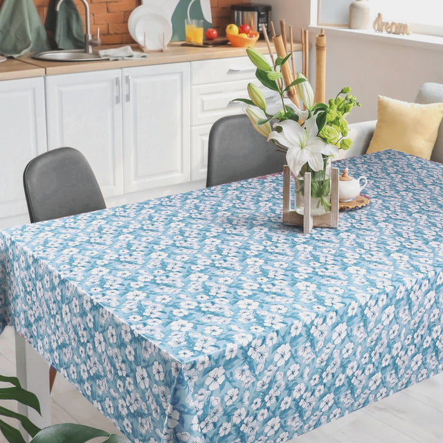 Blomsterflor Blå – Lett pregede voksduk med hvite blomster miljø