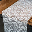 Camellia Lace – Hvit blonde bordløper 50 cm (metervare)
