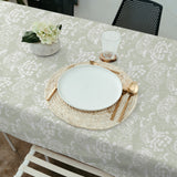 Ceres – Akrylduk med blomstersilhuetter i støvet grønn miljø