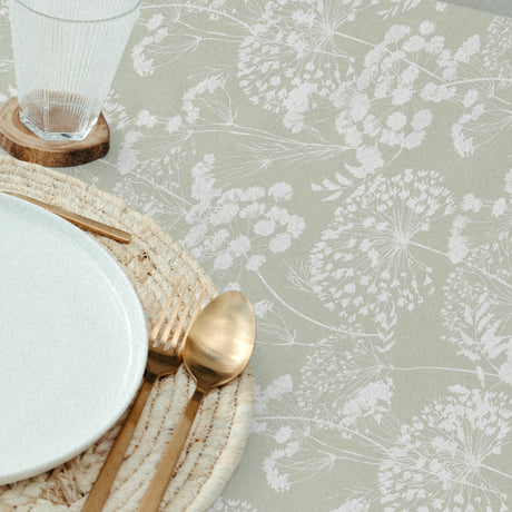 Ceres – Akrylduk med blomstersilhuetter i støvet grønn nærbilde