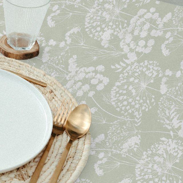 Ceres – Akrylduk med blomstersilhuetter i støvet grønn nærbilde