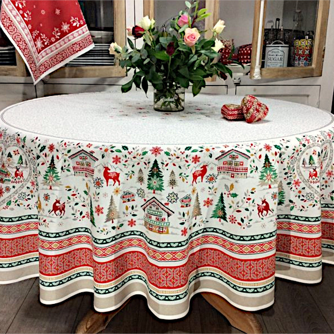 Cervin Rød Grønn – Stor rund akrylbelagt fransk juleduk Ø 230, miljø
