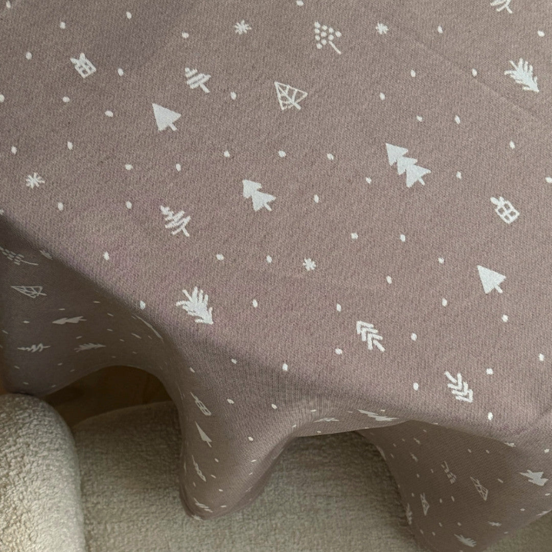 Christmas Carol Natur – Rund damaskvevd juleduk Ø 160 cm mønster