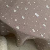 Christmas Carol Natur – Rund damaskvevd juleduk Ø 200 cm mønster